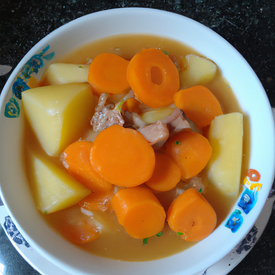 sopa de batata,cenoura e pedaços de carne