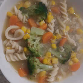 Sopa de verduras com macarrão