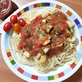 Espaguete com molho de tomate e peito de frango 