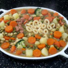 sopa de feijão, macarrão e legumes