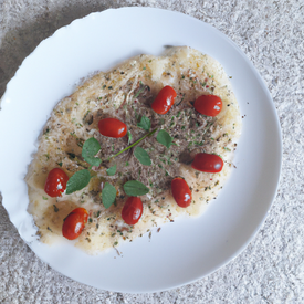 Tapioca de mussarela com tomate e manjericão