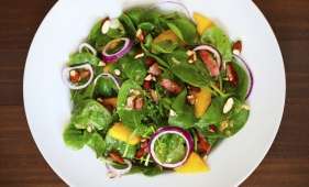 Salada de rúcula com manga e molho de canela