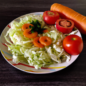 Salada de repolho , cenoura e tomate
