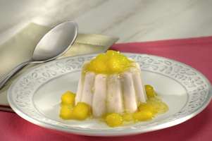 foto da receita Panacota de iogurte de frutas vermelhas com calda de manga e limão siciliano