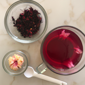Chá Leão preparado, Rosa silvestre, hibisco e amora