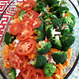 Salada de brócolis,  tomate,  cenoura,  milho e cebola