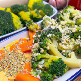 Brócolis com legumes e molho de requeijão
