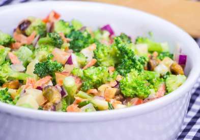 Salada de espinafre, abobrinha, brócolis, azeitona preta e atum ralado