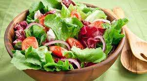 Salada de alface,  pepino,  tomate,  rúcula e cebola